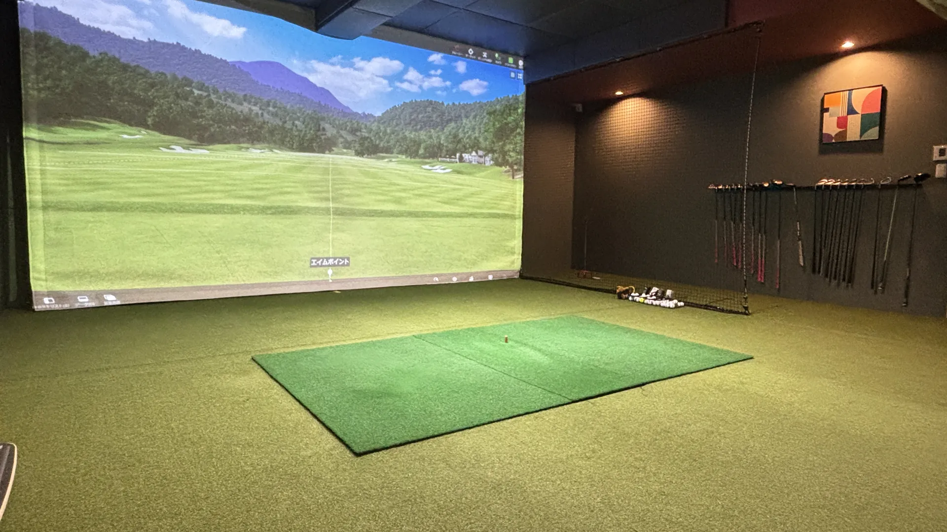 白金広尾店の完全個室の打席。大型スクリーンに映るコース