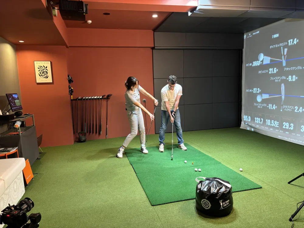 レッスンの様子。スクリーンに弾道データを表示